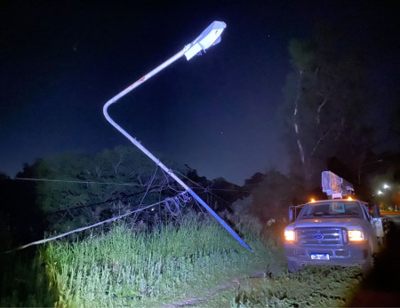 Un camión excedido en altura, en el acceso sur de la ciudad, provocó la rotura de los cables del alumbrado público.